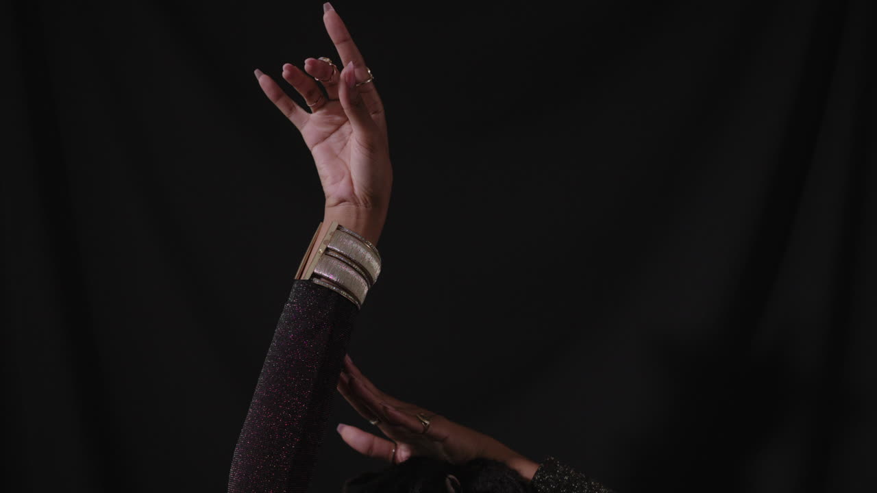 poses sensuales y baile de una impresionante joven afroamericana