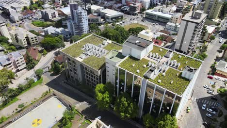 Toma-Aérea-Del-Edificio-De-Techo-Verde-Con-Cancha-De-Deportes-Nucleares