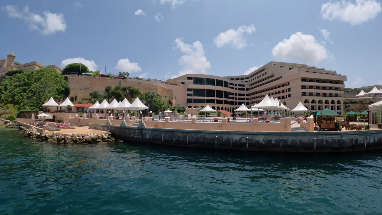 이 풍경은 놀라운 자연의 아름다움뿐만 아니라 매력적인 해변 레스토랑과 카페로 활기찬 해안 생활을 보여줍니다. 아름다운 휴식과 해변 쾌락을 제공합니다.