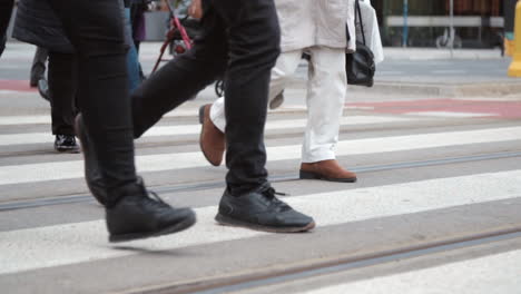 la gente en la ciudad cruza la calle de cerca