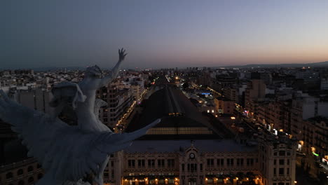 Drohnenaufnahme-Einer-Sonnenuntergangsstatue-In-Valencia,-Spanien