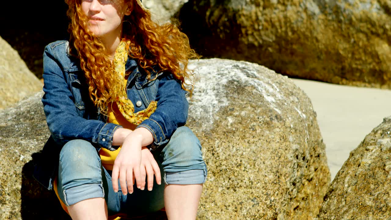 mujer relajándose en la playa 4k
