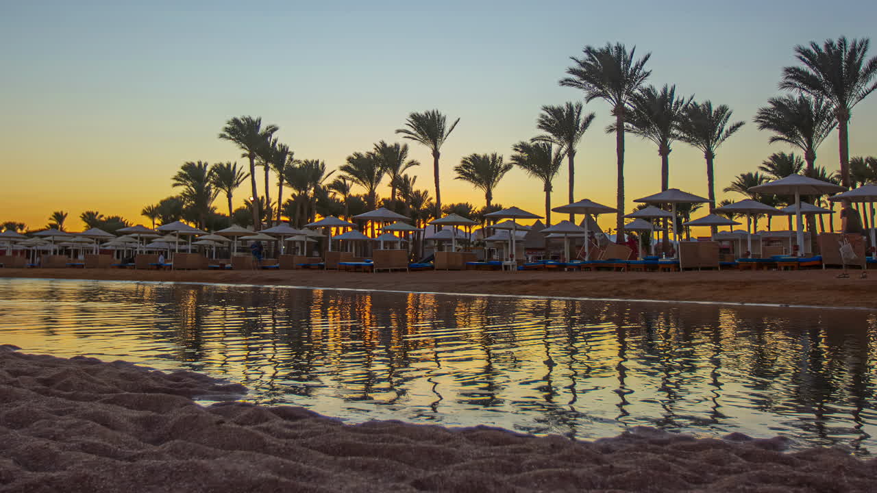 Time-lapse di un tramonto colorato su una laguna in un resort tropicale in Egitto