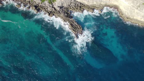 Olas-Rompiendo-En-Acantilados-Rocosos-De-Porte-D&#39;enfer-En-Guadalupe,-Francia