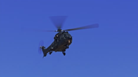 zoom en un helicóptero de ataque lleno de soldados de combate