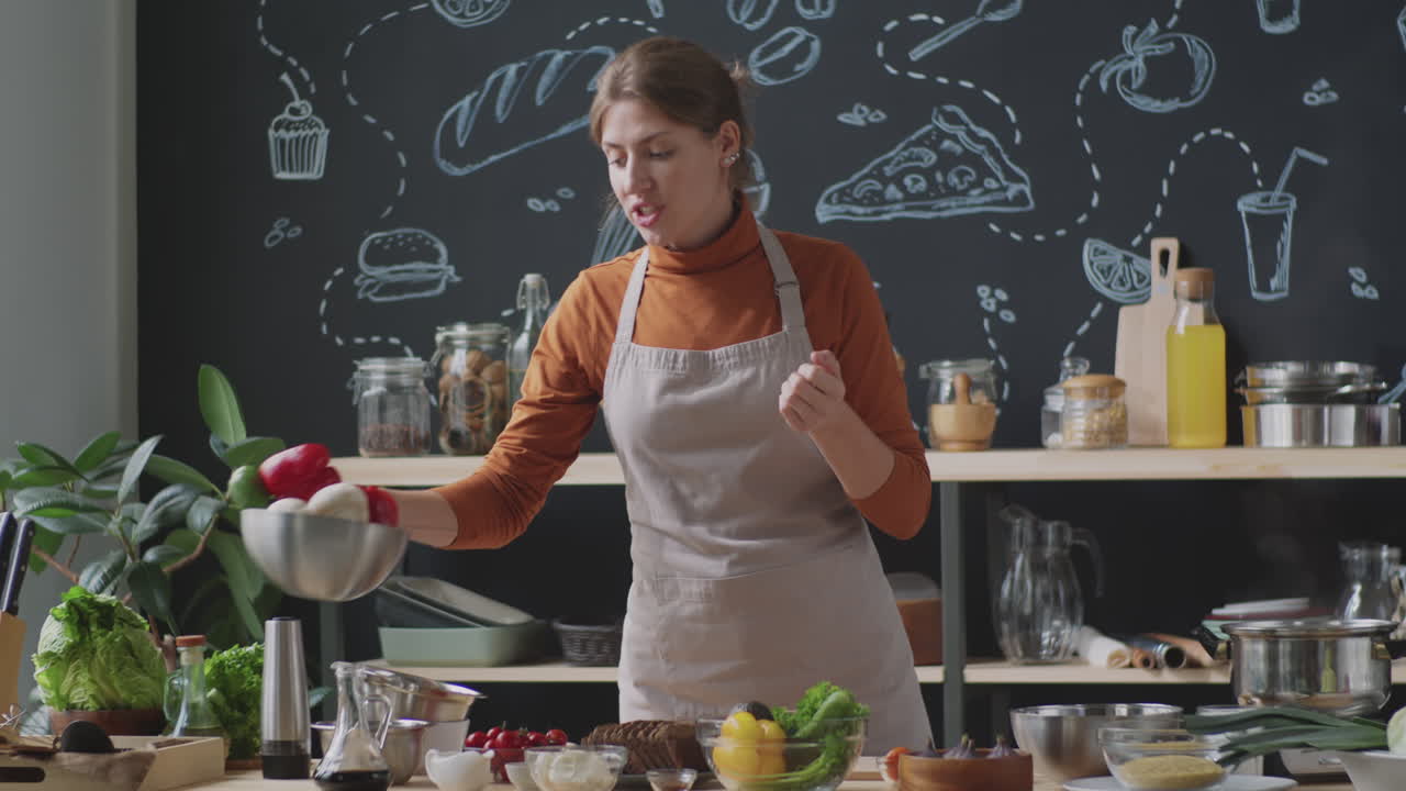 mujer cocinando y preparando ensalada en una cocina