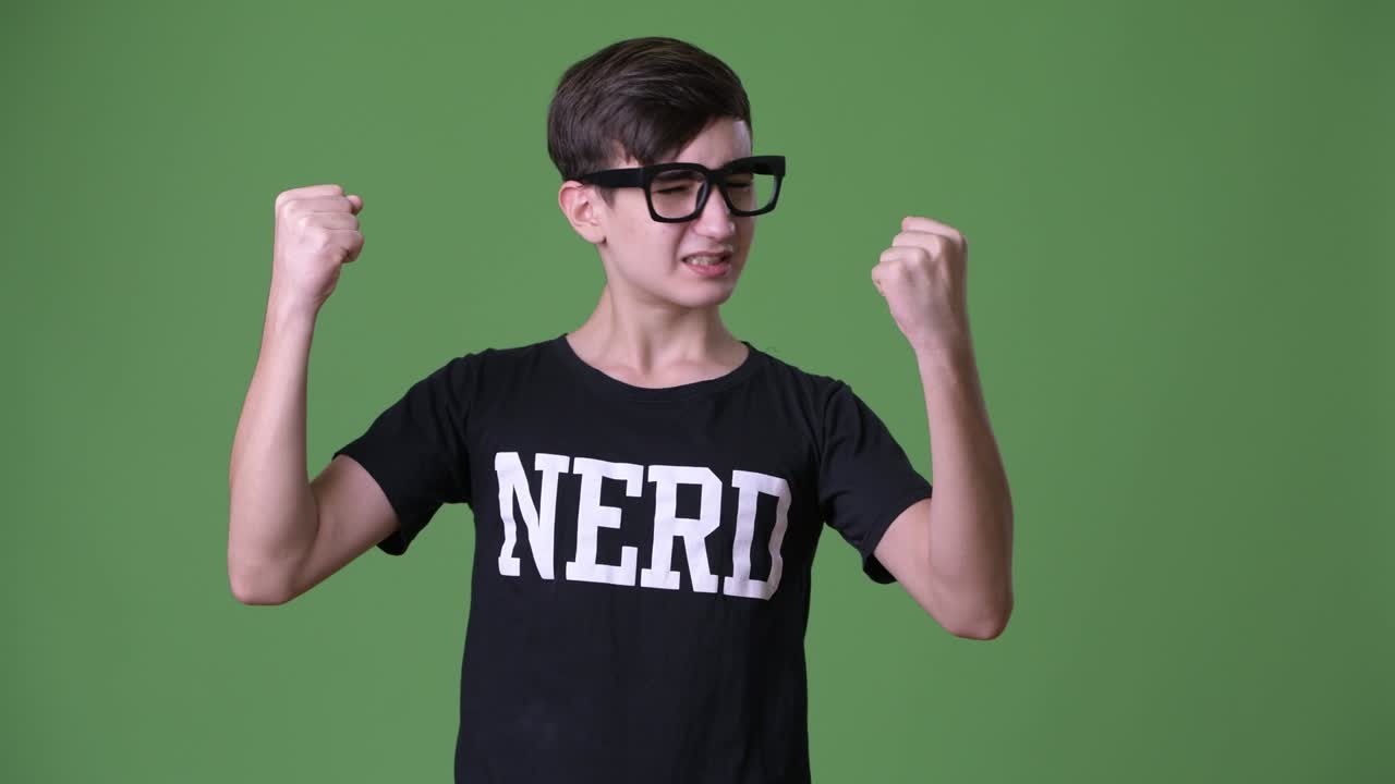 joven y guapo adolescente iraní contra un fondo verde