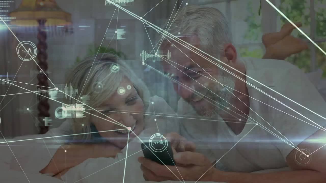 animación de conexiones a través de una feliz pareja de adultos mayores caucásicos que usan un teléfono inteligente