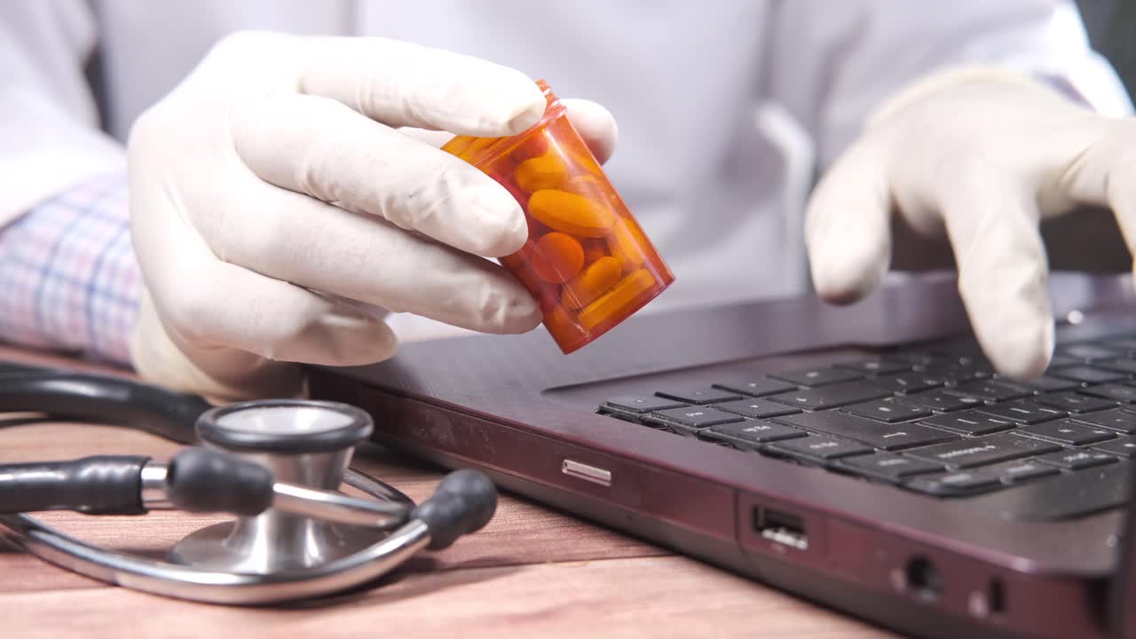 의사가 온라인에서 처방전을 검토하는 것