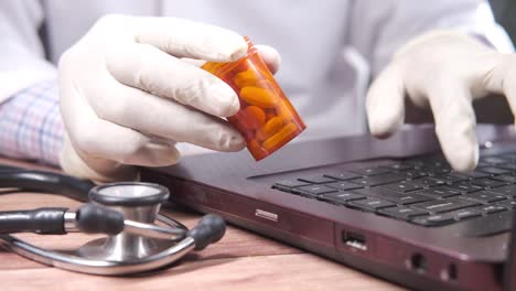 médico que revisa recetas en línea