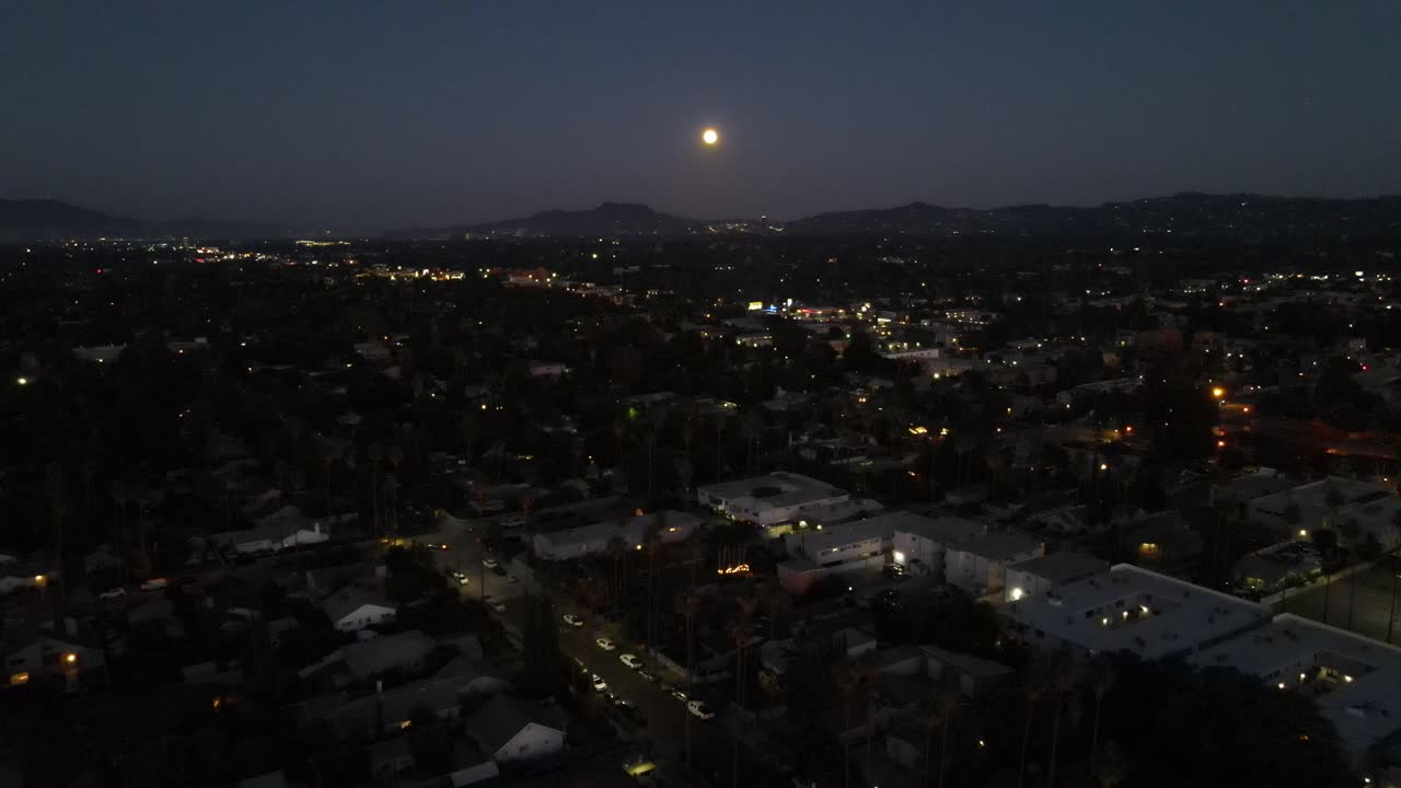 교외 지역 위로 떠오르는 달