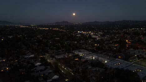 luna saliendo sobre el barrio suburbano