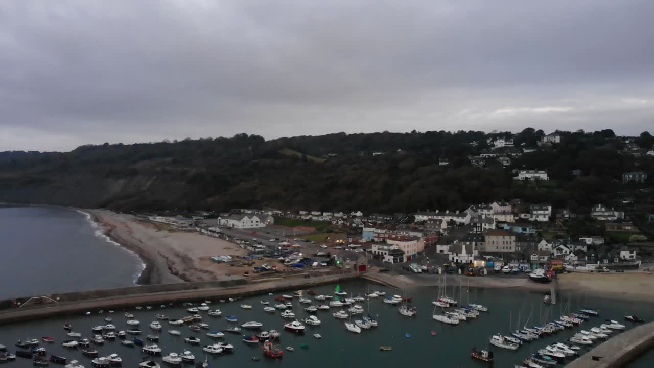 toma aérea de la ciudad de lyme regis y el cobb suroeste de inglaterra en un día nublado