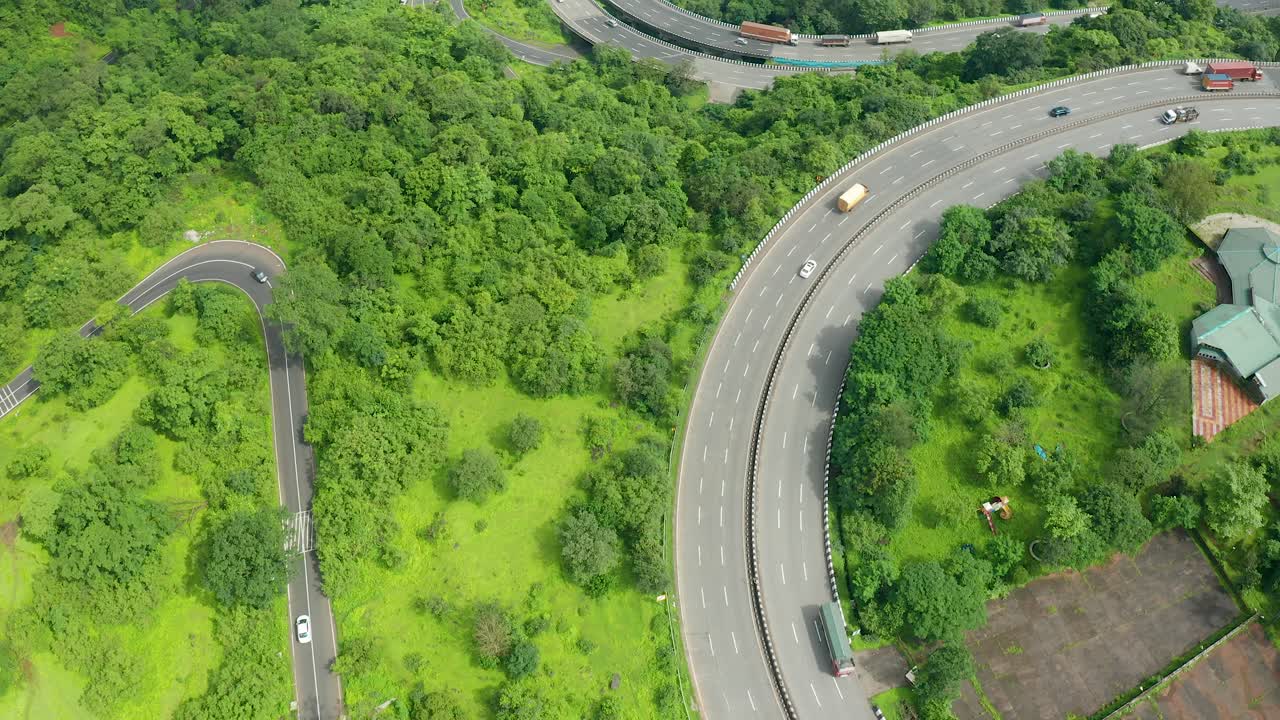 vista superior de drones de la vía expresa de mumbai pune en khandala cruzando los ghats occidentales de la india