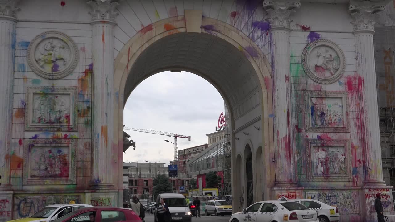 L'Arco di Skopje rappresenta la corruzione dilagante per i macedoni, che lo hanno imbrattato di vernice per protesta.