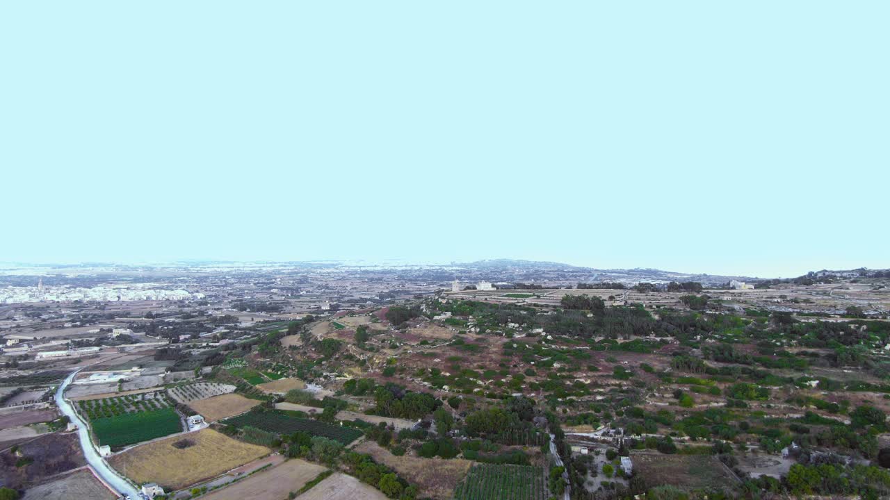 vista aérea de drones hacia el palacio verdala y los campos buskette, la residencia de verano del presidente de malta