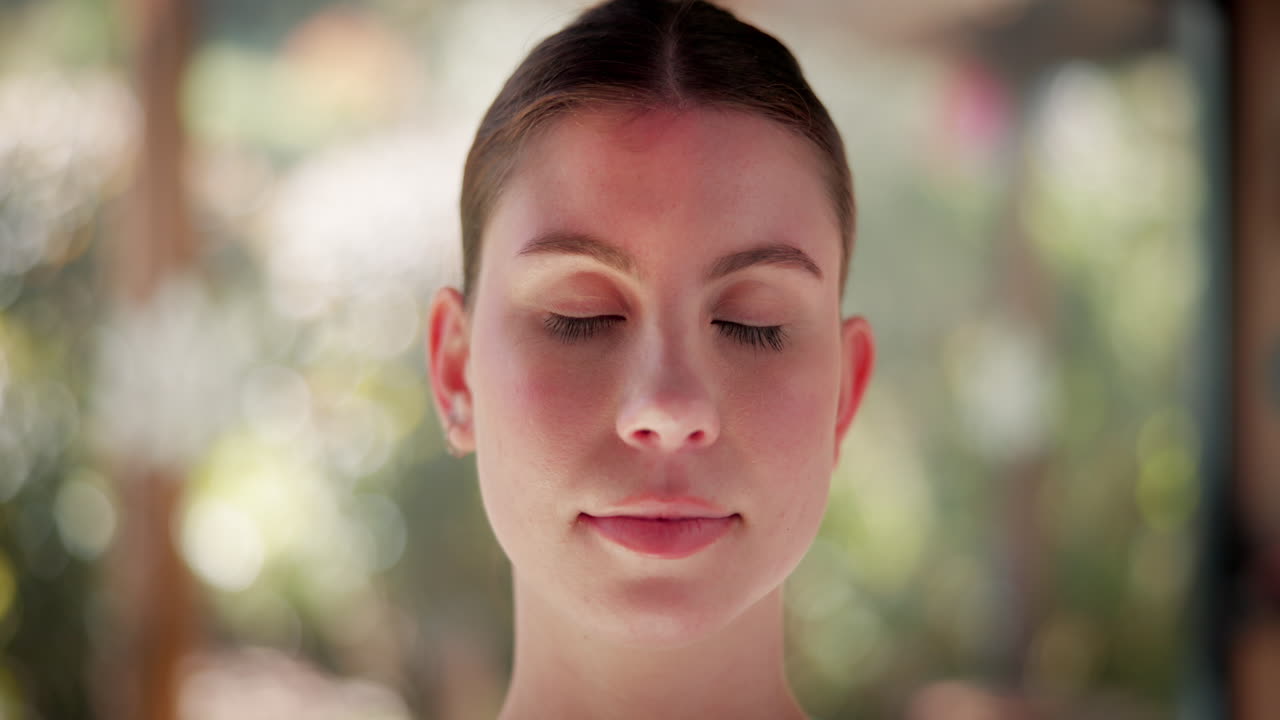 retrato de una mujer sonriente al aire libre
