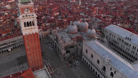 Aerial-View-of-San-Marco-Square-at-Sunrise-in-Venice,-Italy