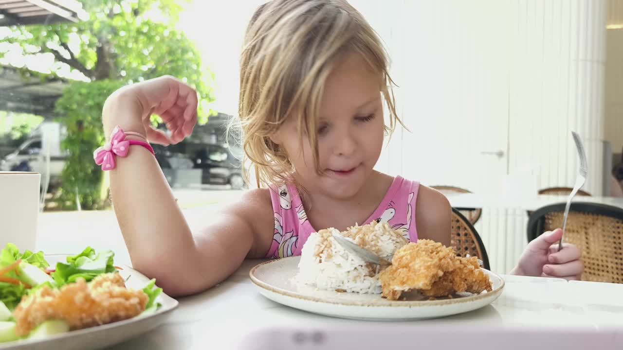 Piccola ragazza che mangia il pranzo