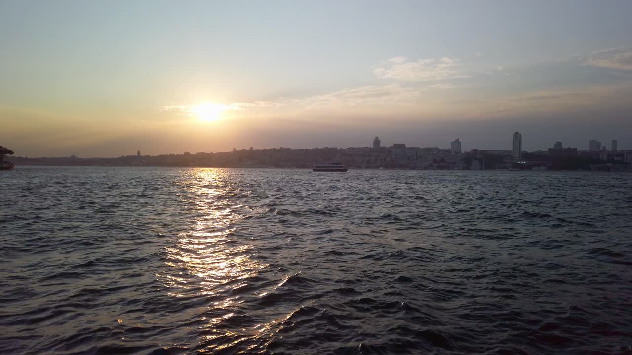 noche, cámara lenta cinematográfica, puesta de sol sobre istanbul kadikoy, lanzando el bósforo en un tono dorado