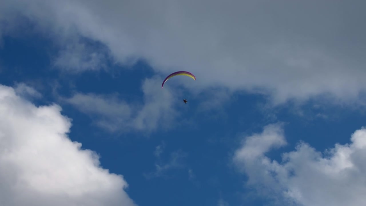 Paracadute che plana contro il cielo blu