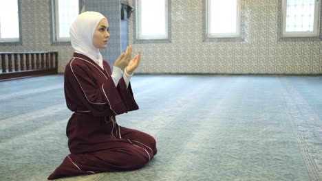adoración de la mujer en la mezquita