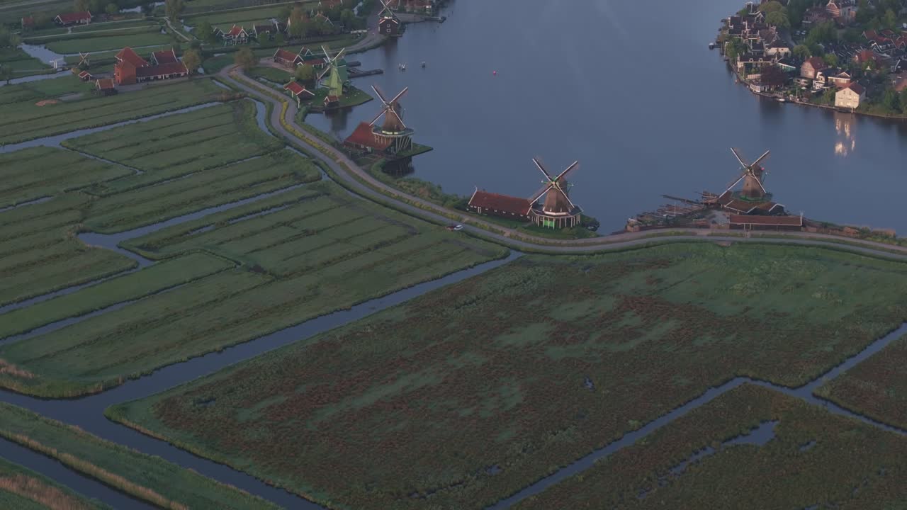 해가 뜨는 동안 네덜란드의 zaanse schans의 상징적인 풍차, 공중