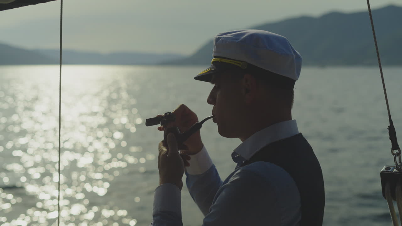 배 에서 파이프 를 피우고 있는 선원