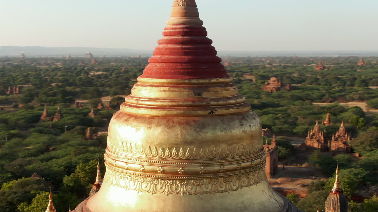Inquadratura panoramica ravvicinata con drone della Pagoda Dhammayazaka con sullo sfondo altri templi in Myanmar