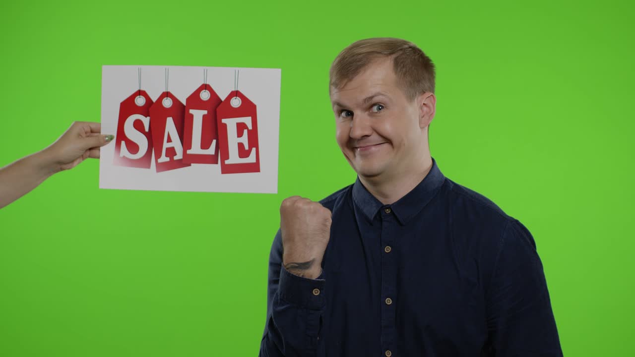 웃는 남자 에 판매 단어가 나타납니다. 엄지손가락을 보여주는 남자. 블랙 프라이데이에 쇼핑