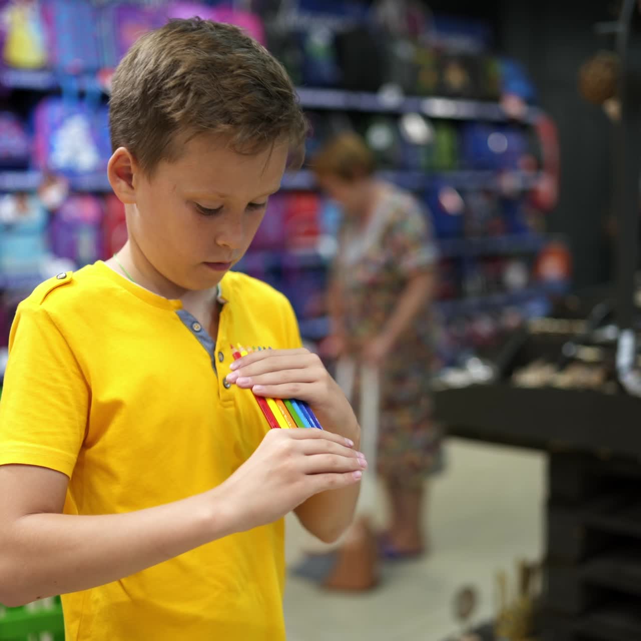 Chico yendo a la escuela