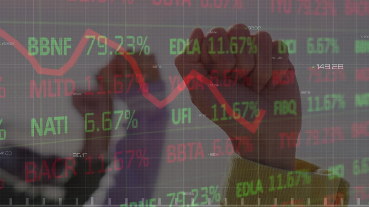 animación del procesamiento de datos financieros en manos de diversas personas.