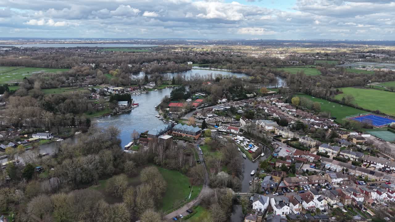Weybridge Surrey UK ved Themsens flodbred, drone-push-in-skud i 4K-optagelse.