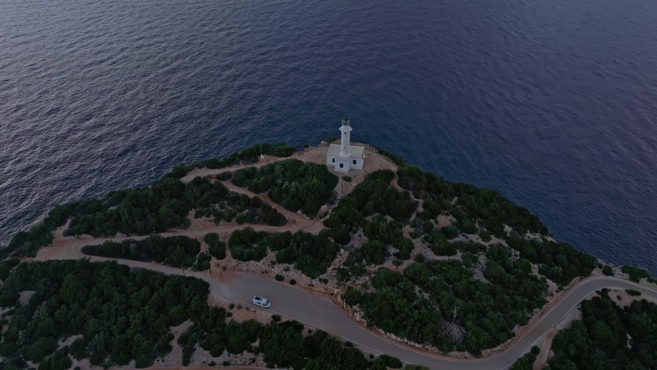 Il tramonto illumina il mare e una ripida sporgenza costiera, Lefkada, Grecia