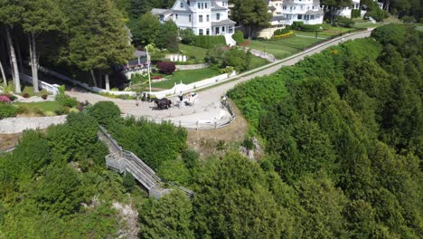 Carriage-ride-through-an-island