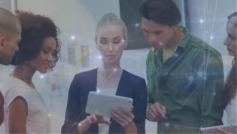 animación de redes de conexiones entre diversas personas de negocios en la oficina