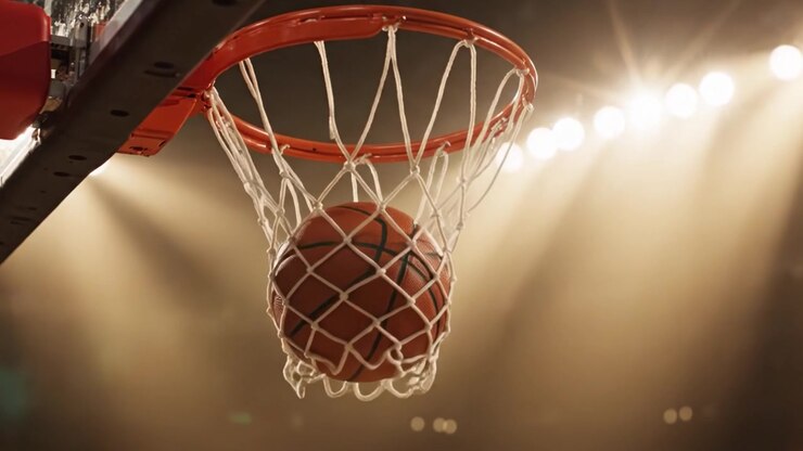 Close-up de Alta Qualidade de uma Cesta de Basquete Sob Iluminação Dramática de Arena, Exibindo a Rede e a Tabela Prontos para Ação e Momentos de Triunfo