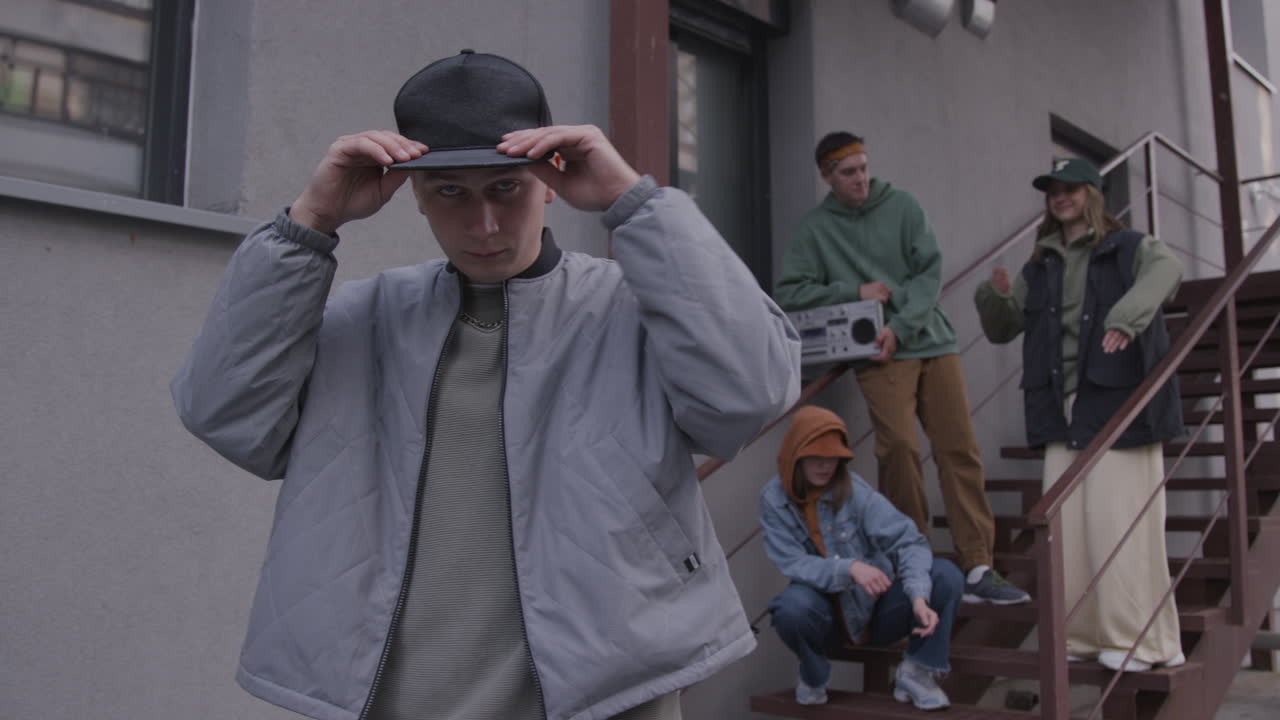 joven posando al aire libre