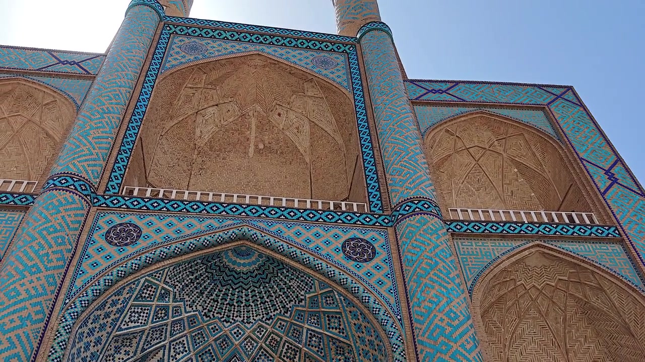 Karmaşık Mavi Çinili Cami Mimarisi'nin Alçak Açıdan Görünümü