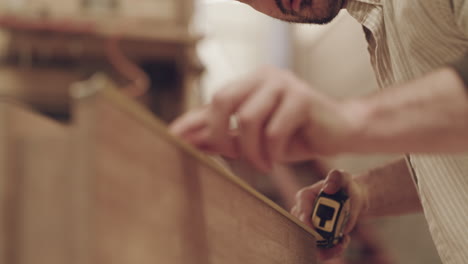 primer plano de un carpintero trabajando en madera