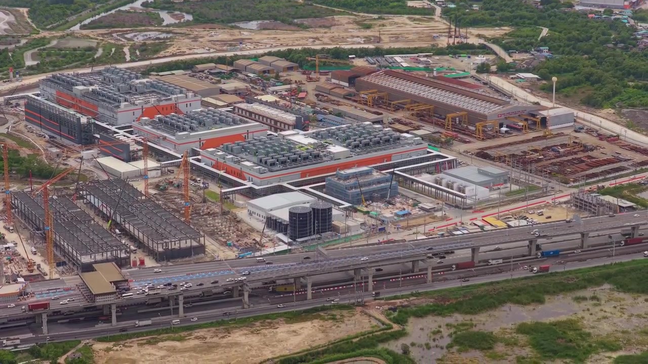 Vista aérea de um grande canteiro de obras industrial e rodovia
