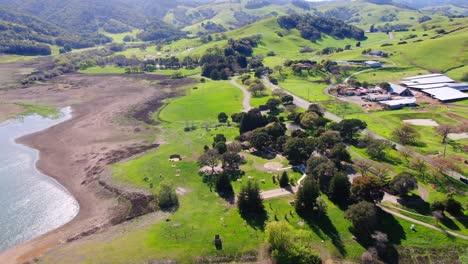 descubrimientos con aviones no tripulados: épicas perspectivas aéreas en las orillas de los lagos y parques