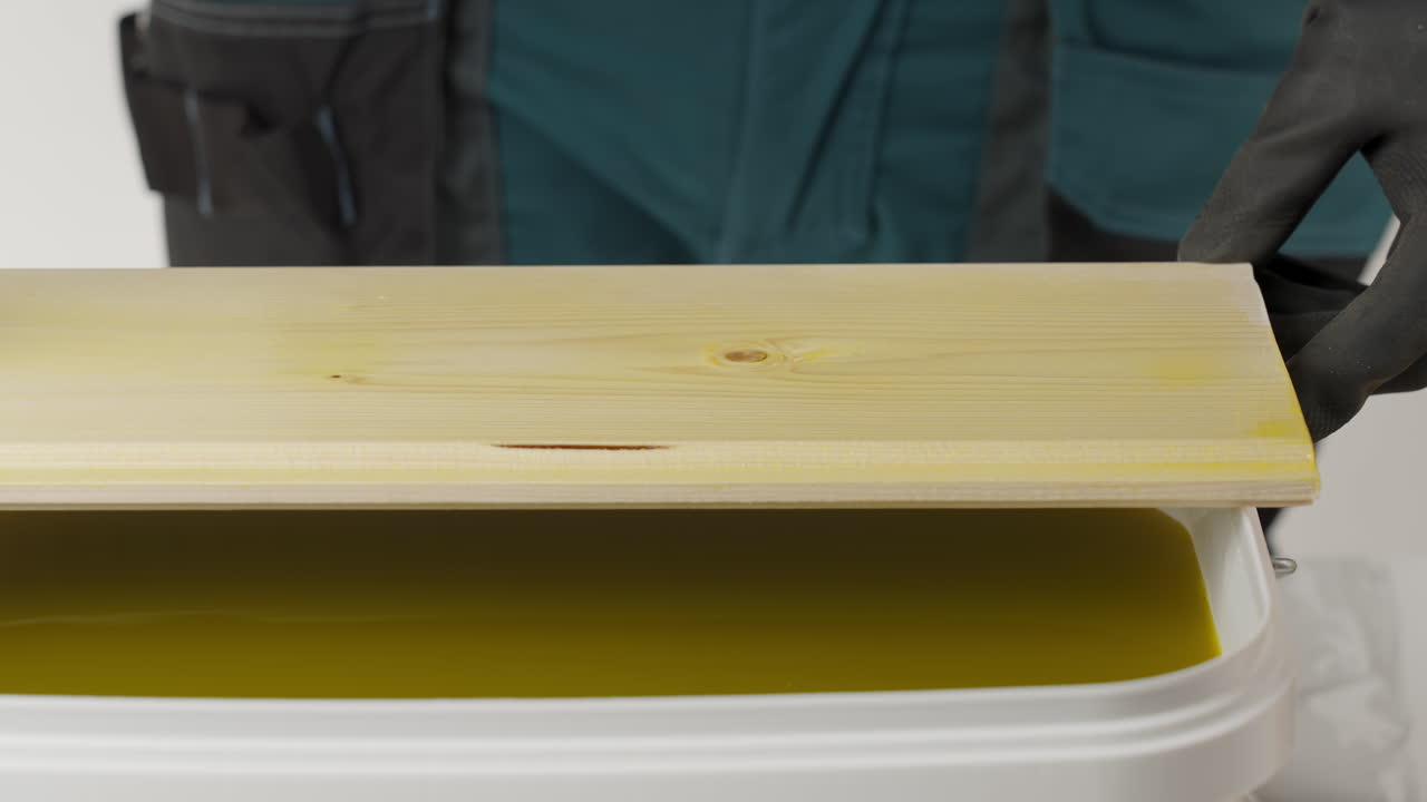 aplicación de manchas de madera