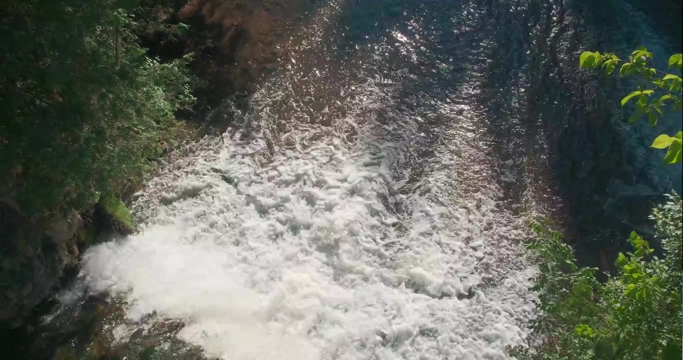 Panoramica di cascata che appare