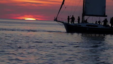 crucero en velero al atardecer