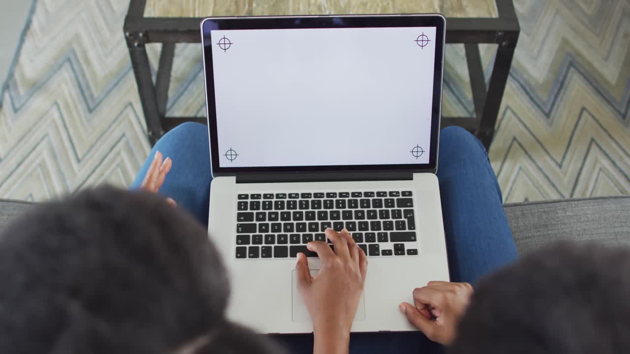 madre y hija afroamericanas usando una computadora portátil con espacio de copia en la pantalla