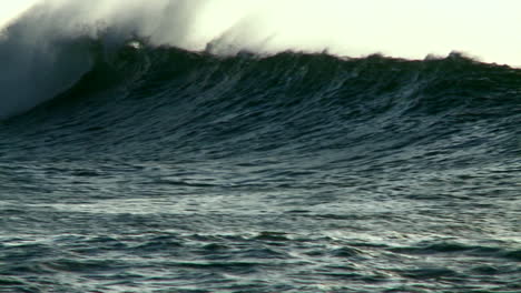 Olas-Grandes-Cresta-Y-Rompen-1