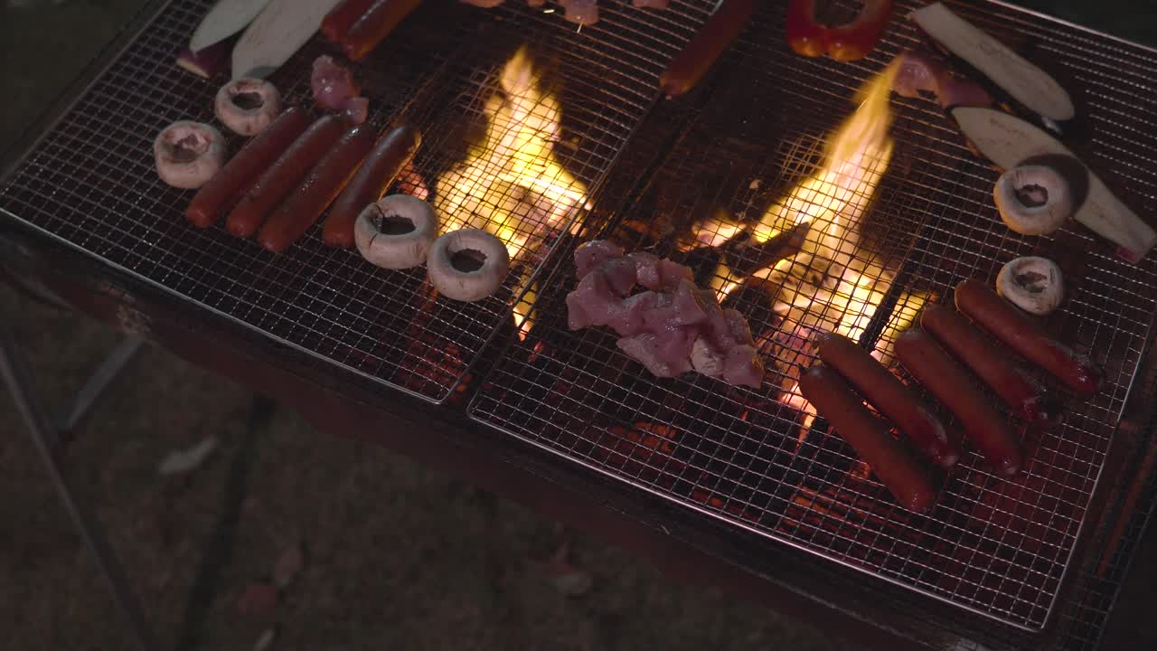 vista desde arriba sobre champiñones asados, salchichas, pollo, berenjena en barbacoa frente a la casa en un jardín