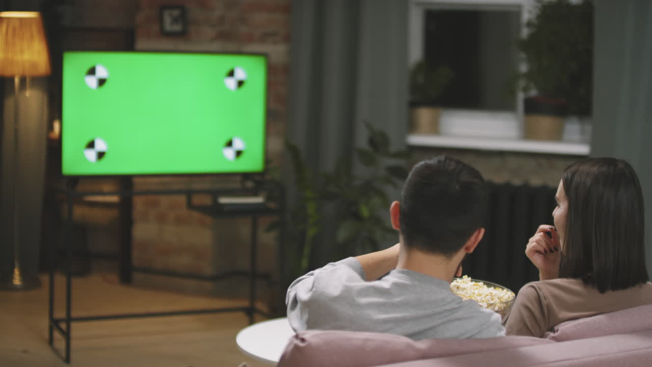 Coppia che guarda una partita di calcio in TV