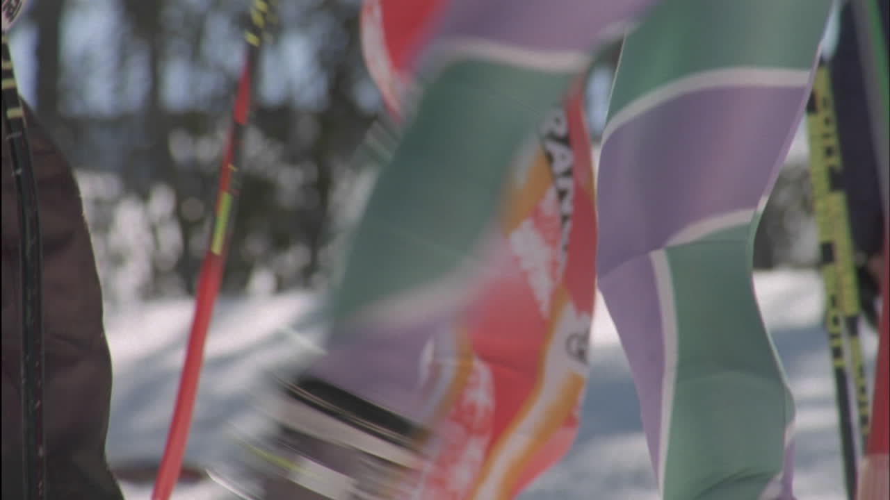 스키어는 스키를 타기 전에 스트레칭을 한다